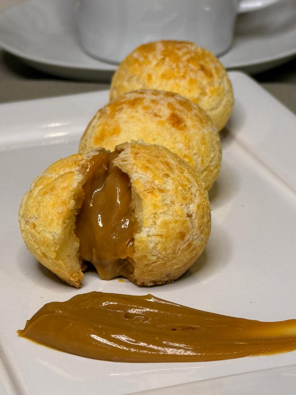 Pão de queijo com doce de leite