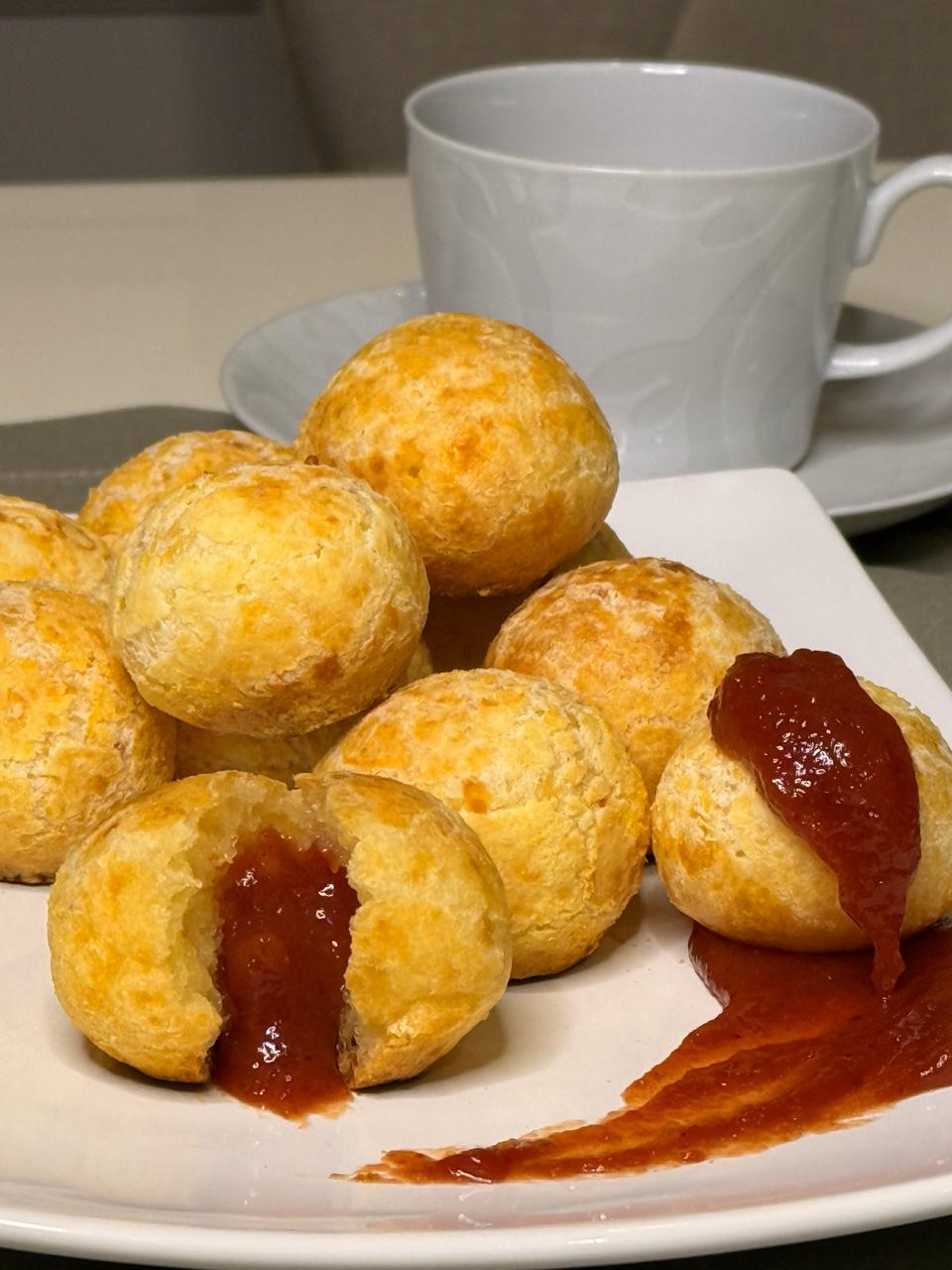 Pão de queijo com goiabada