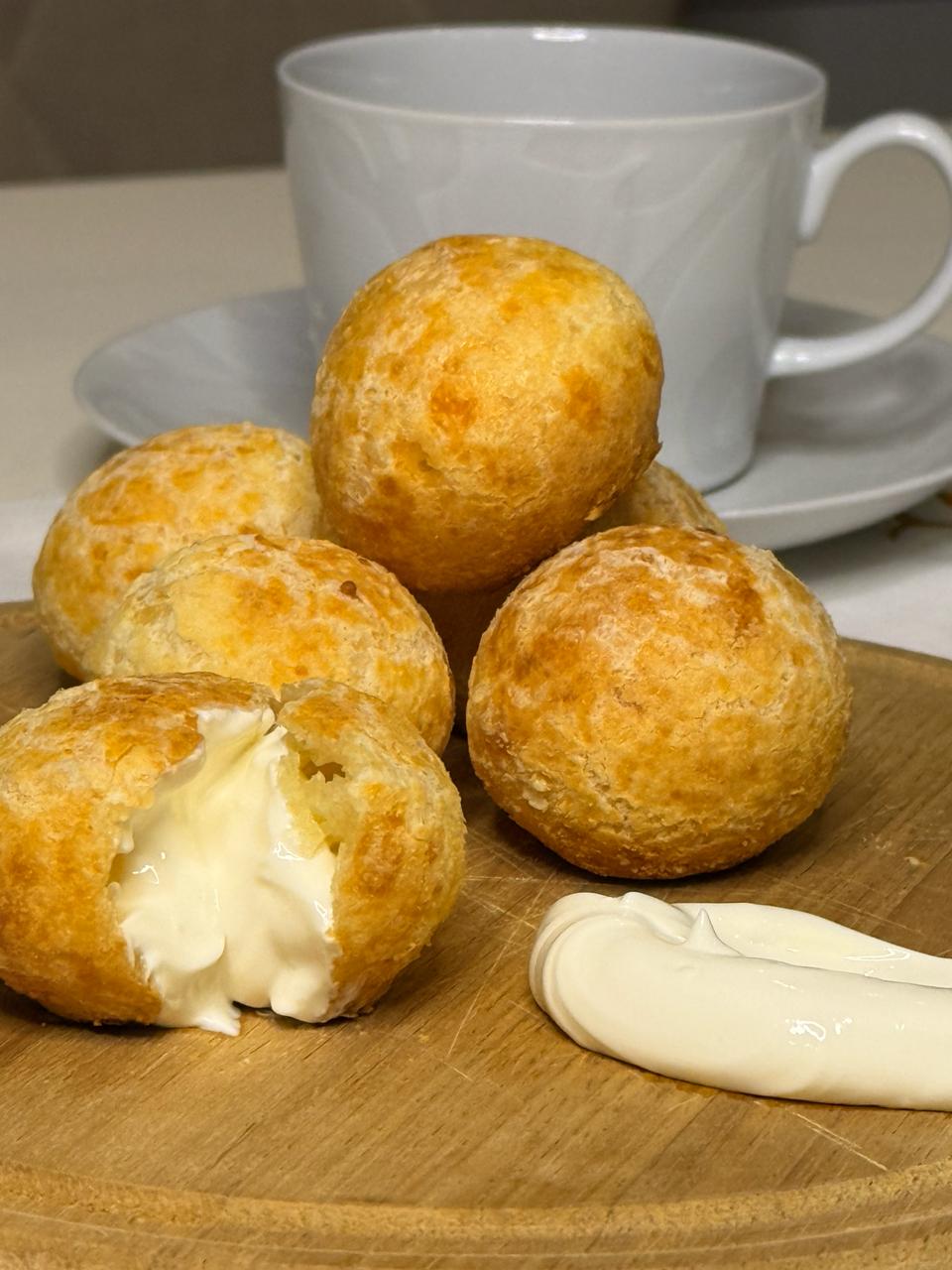 Pão de queijo recheado com requeijão